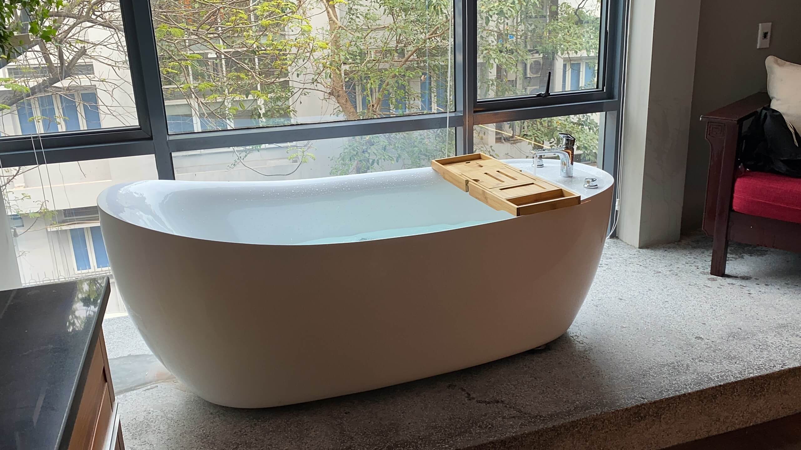 Bồn tắm mà tích hợp hệ thống vòi nóng lạnh cho lavabo